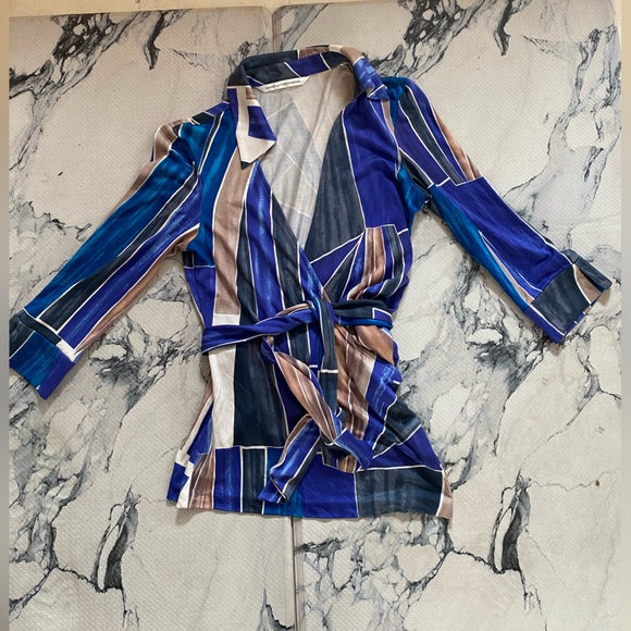 Diane Von Furstenber’s “Jill”in STUNNING Metropolis Print Blouse 💯% SILK💜💙S/M - Picture 12 of 13
